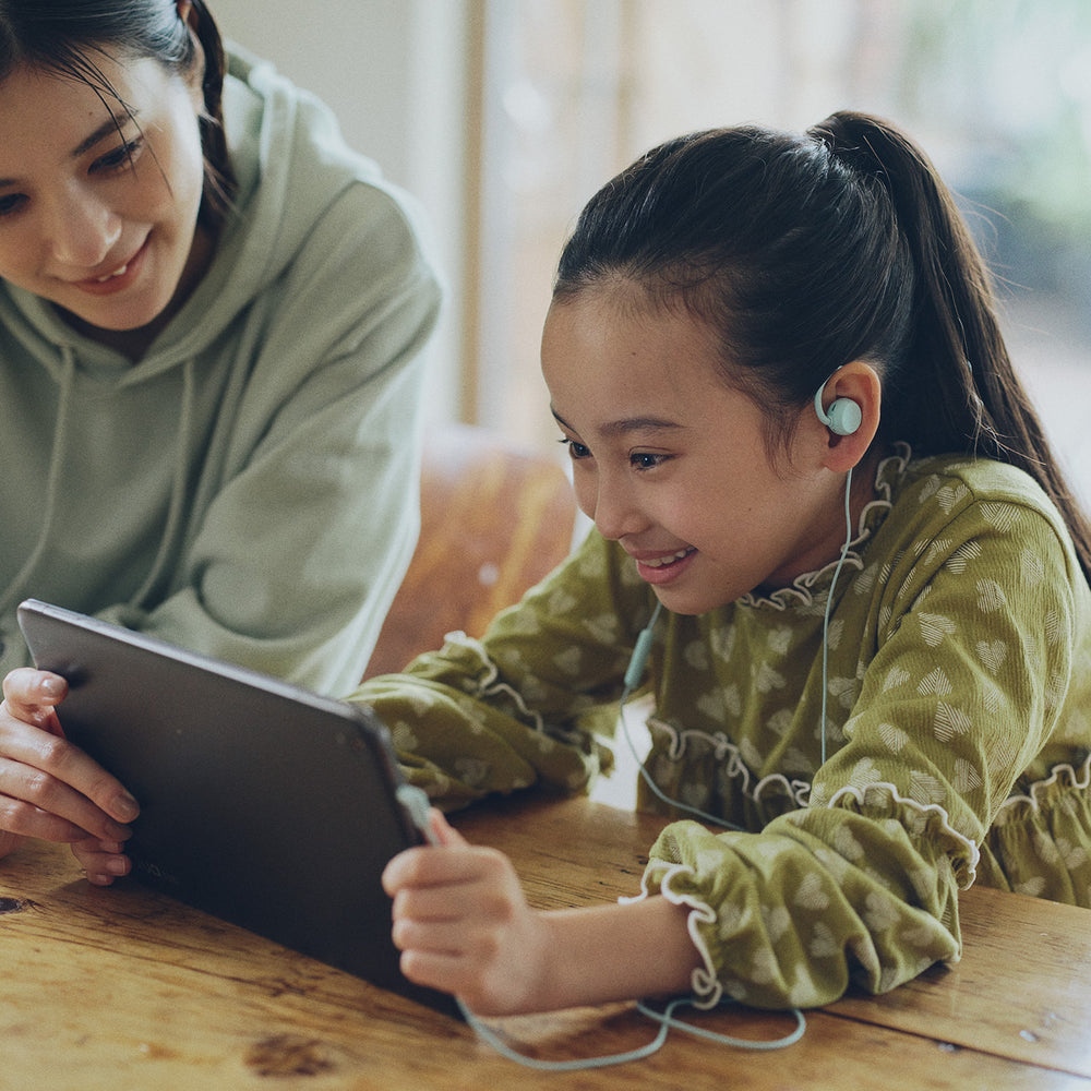 耳をふさがないから、周囲の音も聞こえる。