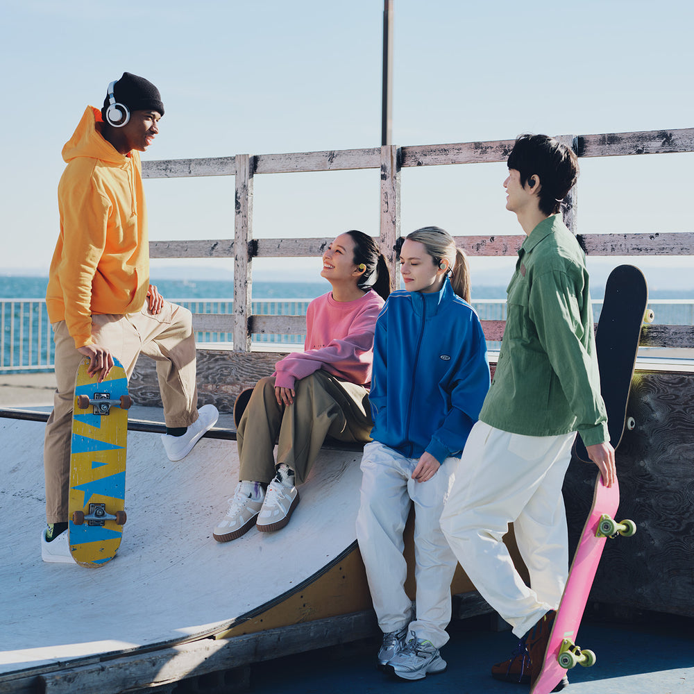 イヤホンなのに、まるでスピーカーのような開放感。